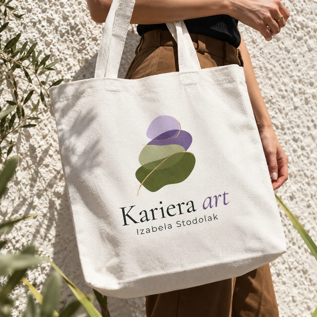 Lniana torba z logo KarieraArt: organiczny sygnet w odcieniach zieleni i fioletu
