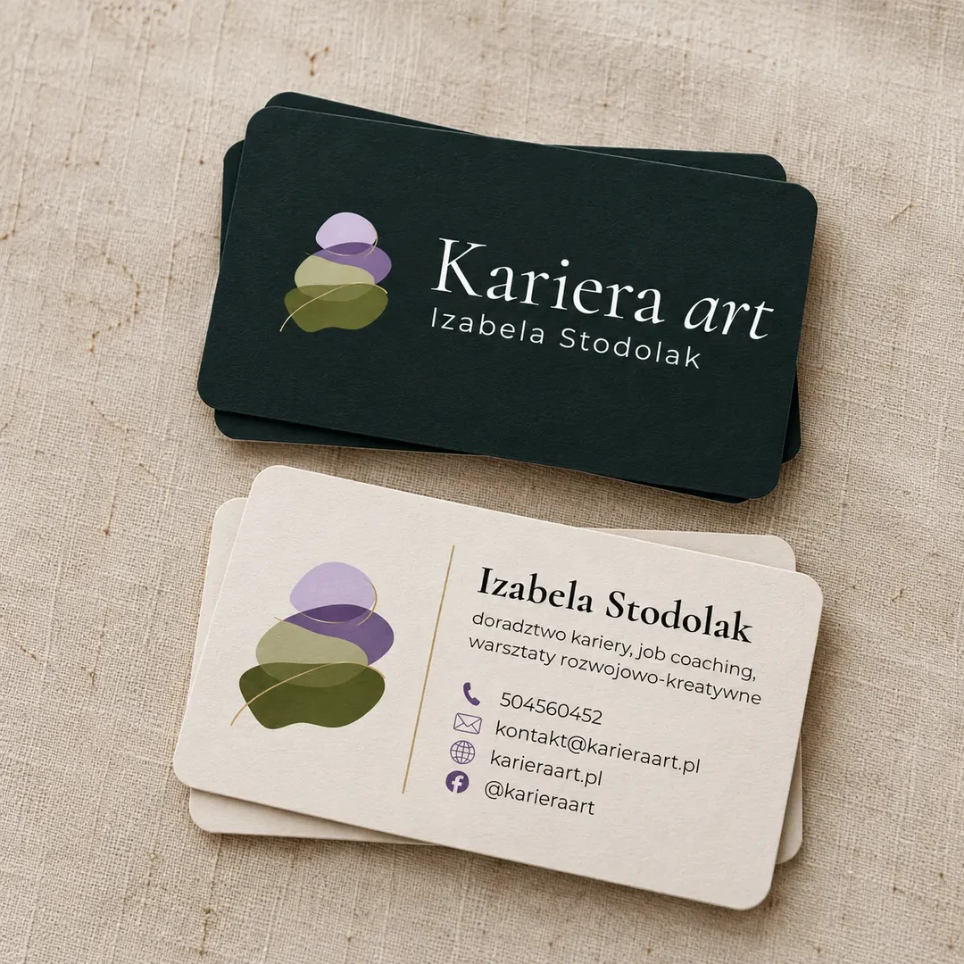 Wizytówki KarieraArt: ciemnozielone i kremowe wizytówki Izabeli Stodolak z logo i danymi kontaktowymi