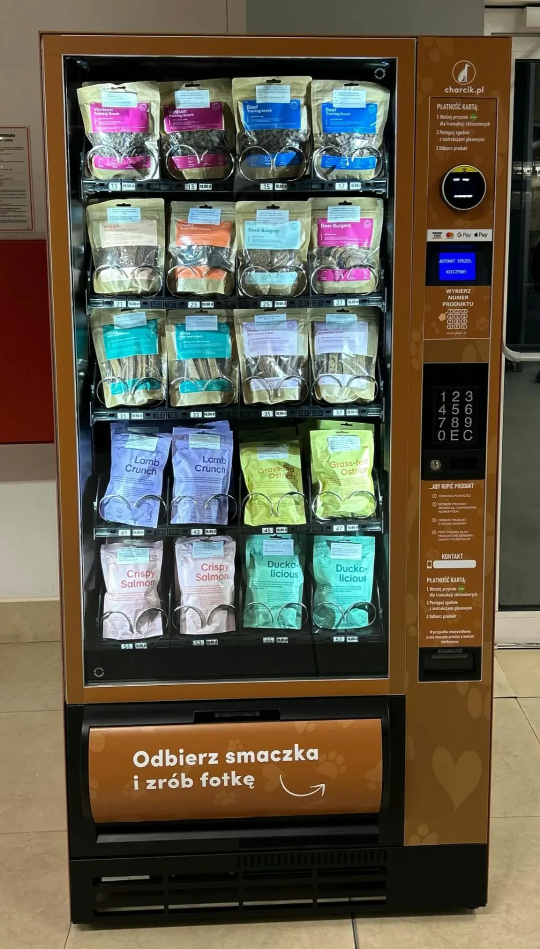 Fotografia smaczkomatu marki Charcik z zaprojektowaną okleiną, automat ze smaczkami dla psów