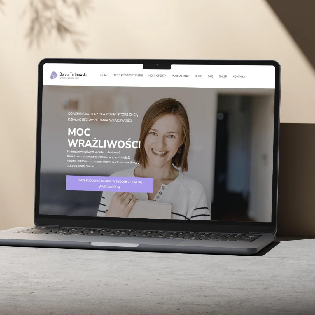 Strona internetowa Doroty Terlikowskiej na laptopie: sekcja Moc Wrażliwości z ofertą coachingu kariery dla kobiet