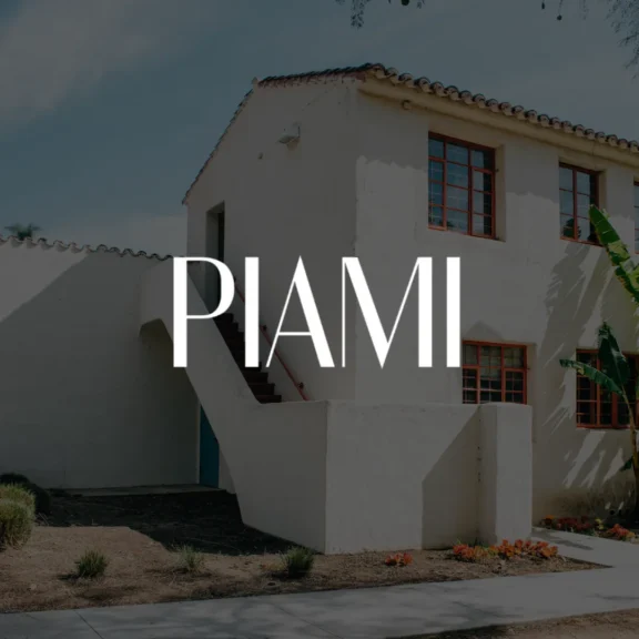 PIAMI Architekci: nowoczesna platforma portfolio z dynamicznymi animacjami.